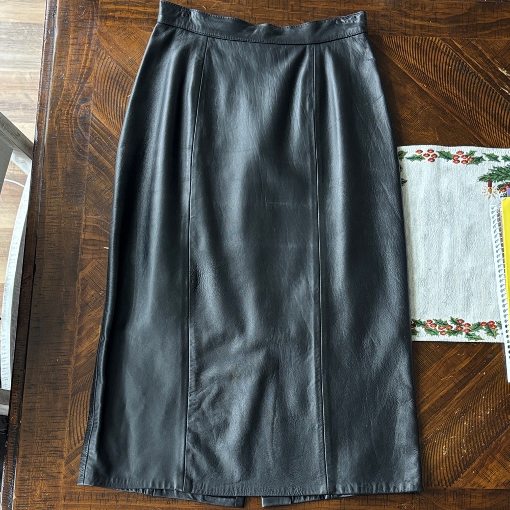 Chic Black Leather Pencil Skirt